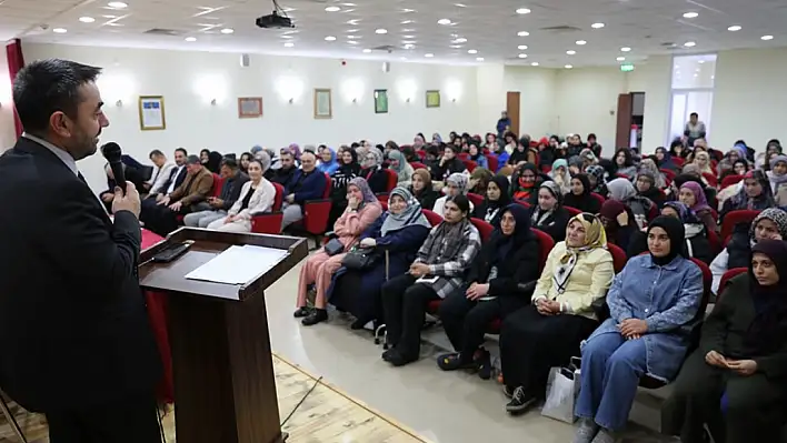 Kayseri'de çekilişle öğrencilere burs verildi