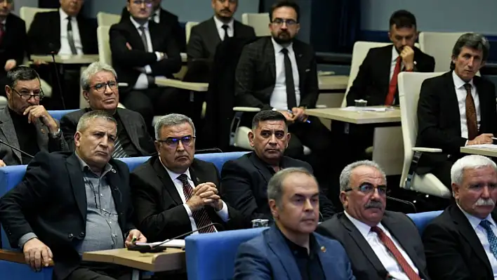 Kayseri'de 'Çekimser oy' tartışması alevlendi! O isme 'İstifa et' çağrısı: Yaptığı inşaatlar, sahibi olduğu arsalar incelenmeli!