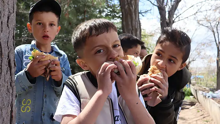 Kayseri'de çocuklar hamburgerle tanıştı