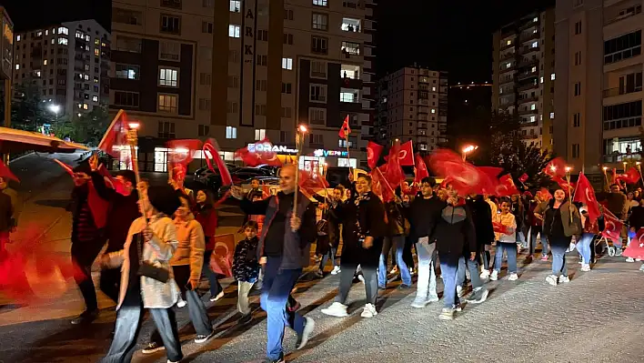 Kayseri'de coşkulu fener alayı yürüyüşü