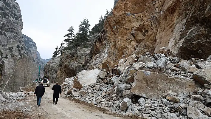 Kayseri'de dev kayalarla kapanan yolda son durum ne?