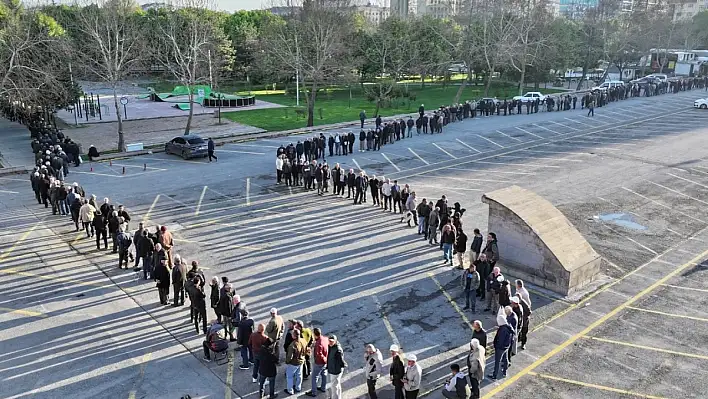 Kayseri'de dikkat çeken kuyruk! Herkes oraya akın etti, ücretsiz dağıtıldı, peki kutular neden küçüldü?
