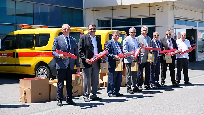 Kayseri'de ellerinde çiçeklerle karşılamak için havaalanına koştular! İşte nedeni