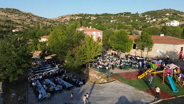 Kayseri'de Emmiler şenlik yaptı! Okul bahçesi doldu taştı