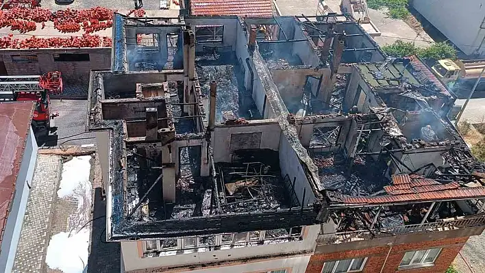 Kayseri'de iki katlı ev alev alev yandı