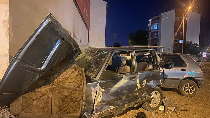 Kayseri'de feci kaza: Otomobil kağıt gibi ezildi!