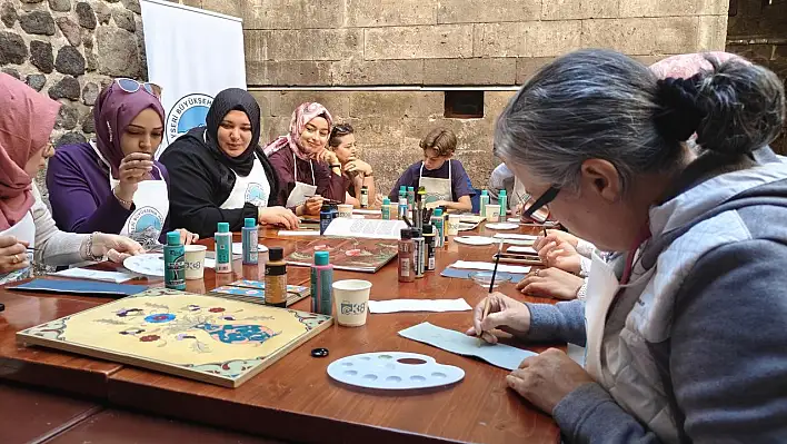 Kayseri'de geleneksel sanat deriyle buluştu