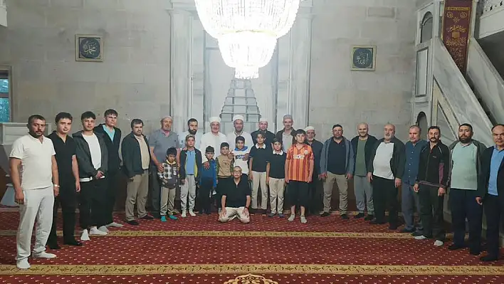 Kayseri'de gençler sabah namazında buluştu