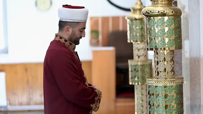 Kayseri'de görevli imam gittiği yerlerde bakın ne yapıyor?