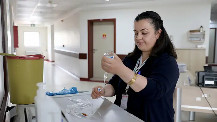 Kayseri'de gözündeki kayba rağmen hastalarına adanan bir ömür!