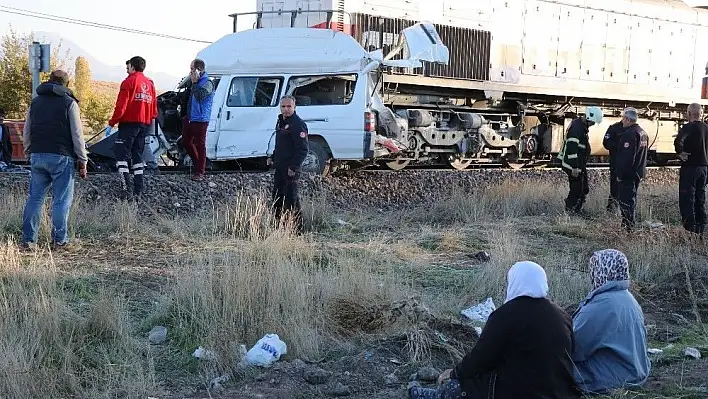 Kayseri'de hemzemin geçitte karı ve kocanın hayatını kaybettiği tren kazası kamerada
