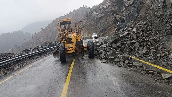 Kayseri'de heyelandan dolayı kapanan yol ulaşıma açıldı