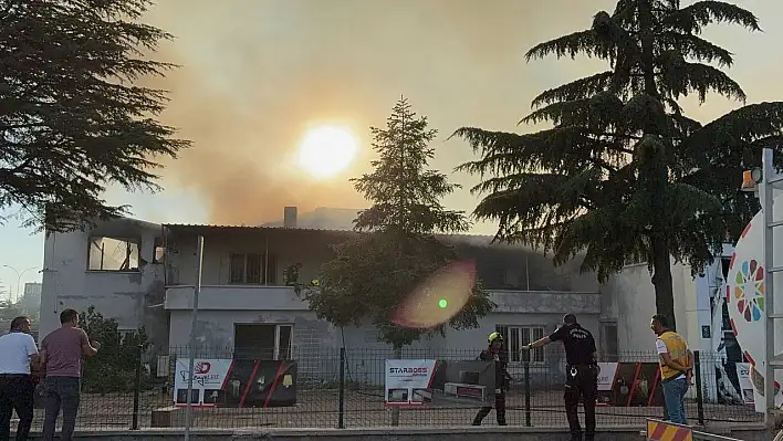 Kayseri'de korku dolu anlar! Yangın fabrikaya sıçradı