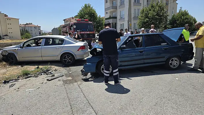 Kayseri'de iki otomobil çarpıştı: 5 kişi...