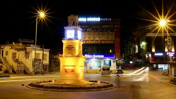 Kayseri'de ilçe meydanı renklendi