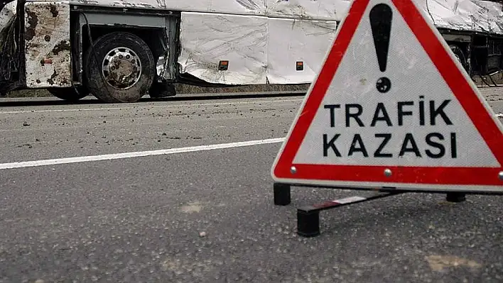 Kayseri'de kadın Komiser ve polis memurunun bulunduğu otomobil TIR'la çarpıştı
