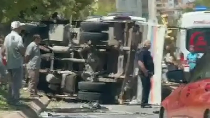 Kayseri'de kalas yüklü kamyon devrildi