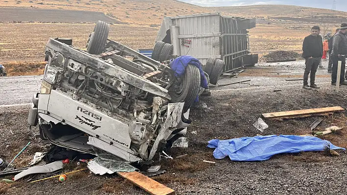 Kayseri'de kamyonet, tır ve otobüs çarpıştı: Ölü ve yaralılar var