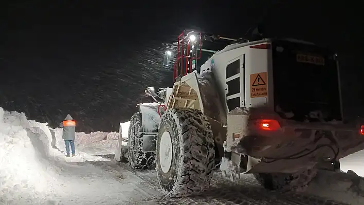 Yoğun kar yağışı sonrası 230 mahalle yolu ulaşıma açıldı