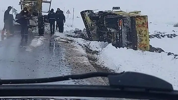 Kar küreme iş makinesi devrildi