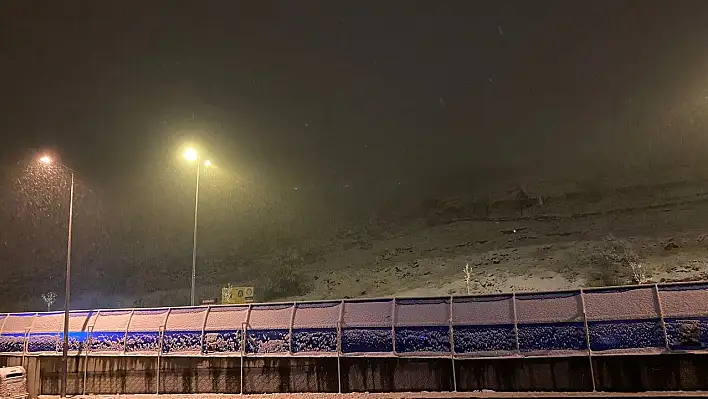 Kayseri'de kar lapa lapa yağdı