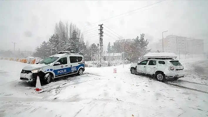 Kayseri'de kar yağışı sebebiyle üç karayolu ulaşıma kapatıldı!