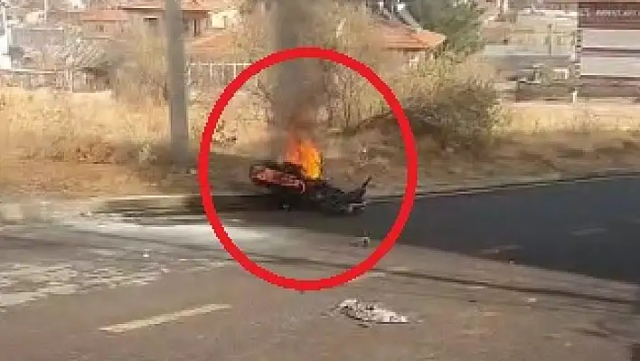 Kayseri'de kaygan yolda devrilen motosiklet alev aldı