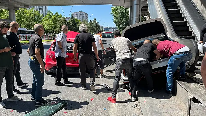 Kayseri'de kaza: Otomobil hurdaya döndü