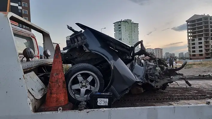 Kayseri'de kaza yapan otomobil ikiye ayrıldı