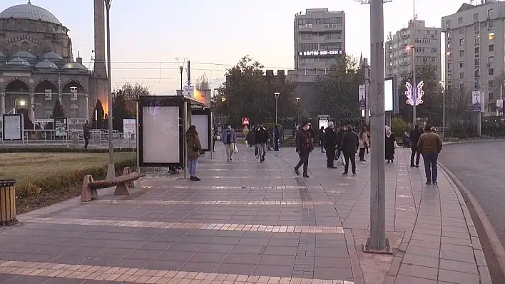 Kayseri'de kısıtlama öncesi meydan ve caddelerde yoğunluk