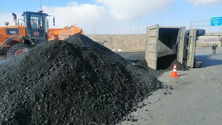 Kömür tozu yüklü tır devrildi, yol ulaşıma kapandı