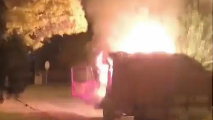 Kayseri'de korku dolu anlar: İki araç birden yandı