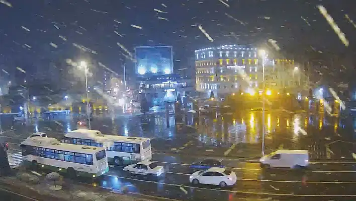 Kayseri'de lapa lapa kar yağışı