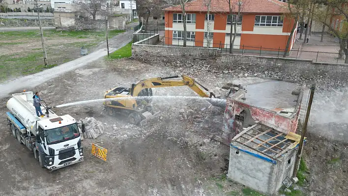 Kayseri'de metruk binalar tek tek yıkılıyor