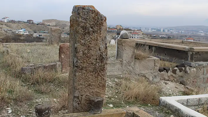 Kayseri'de mezarlıkta bulunan gizemli taşlar merak uyandırdı