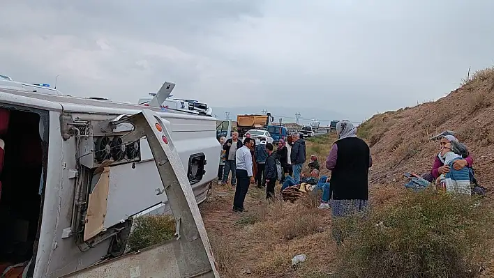 Kayseri'de midibüs devrildi: Çok sayıda yaralı var