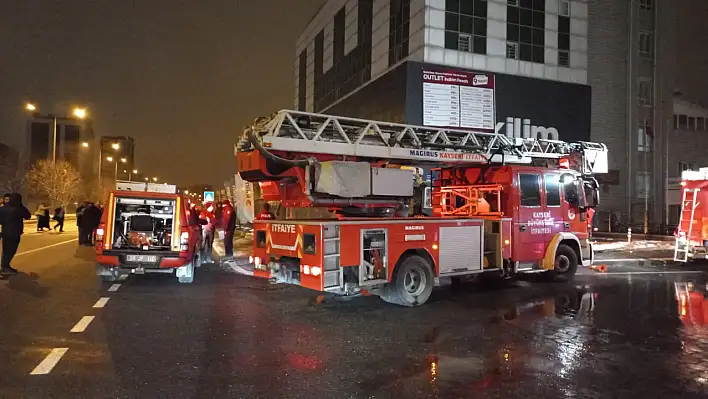 Kayseri'de mobilya mağazasının deposunda yangın! 5 kişi...