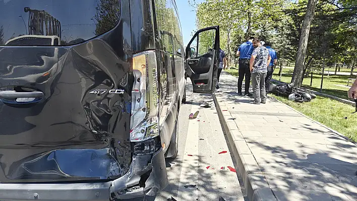 Kayseri'de motosiklet servise çarptı: 2 kişi...