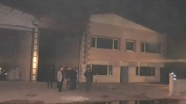 KAYSERİ'DE NAKLİYAT FABRİKASI İÇİNDE ARAÇ YANGINI