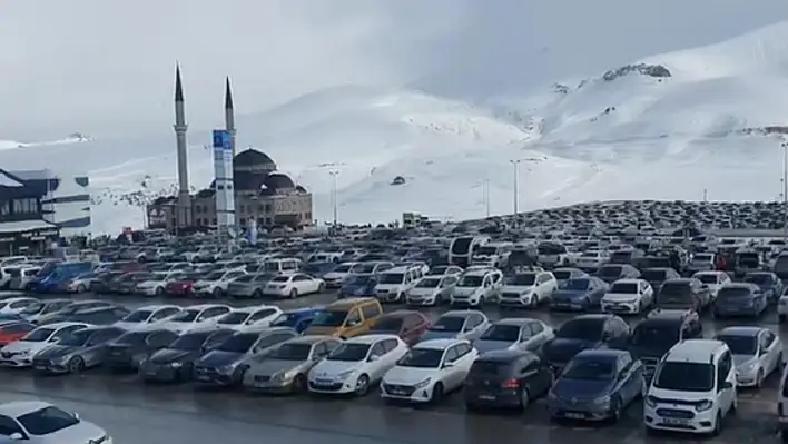 Kayseri'de o bölge doldu taştı! İğne atsan yere düşmez dedirten görüntü