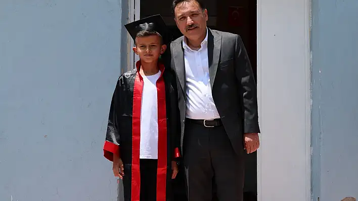 Kayseri'de o okulda  sadece 1 öğrenci mezun oldu! Törene vali de katıldı