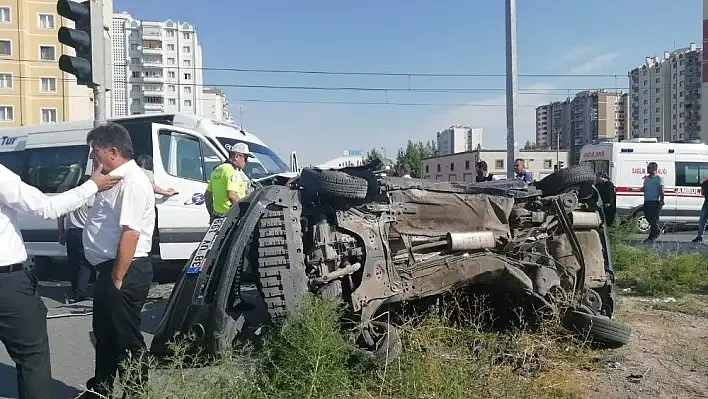 Kayseri'de öğrenci servisi ile otomobil çarpıştı: 4 yaralı
