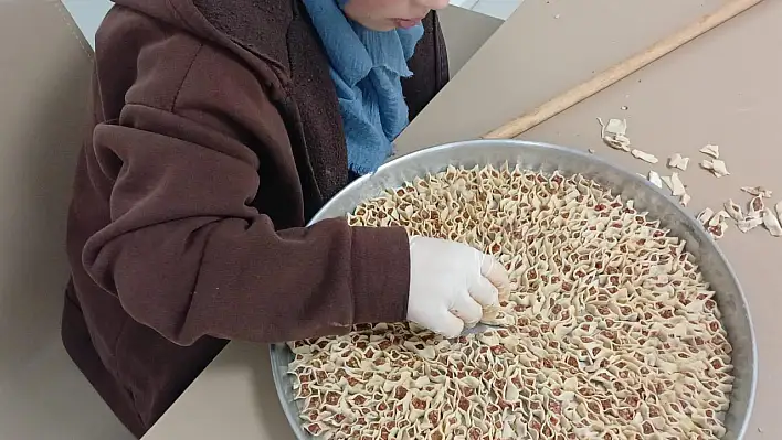 Kayseri'de öğrenciler mantı sıktı