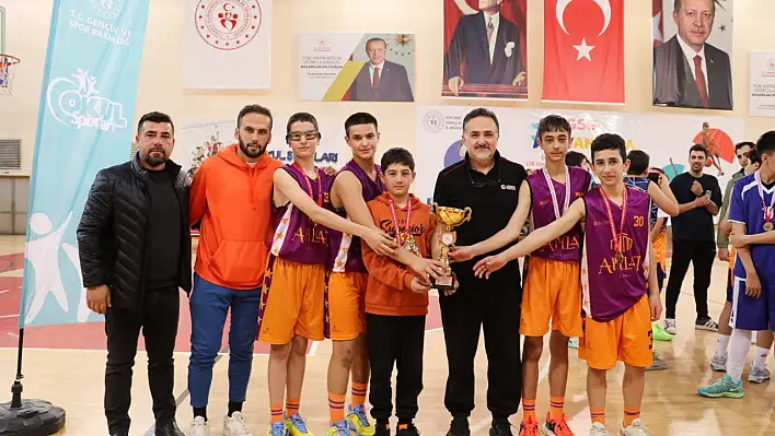 Kayseri'de Okul Sporları Basketbol Turnuvası sonuçlandı