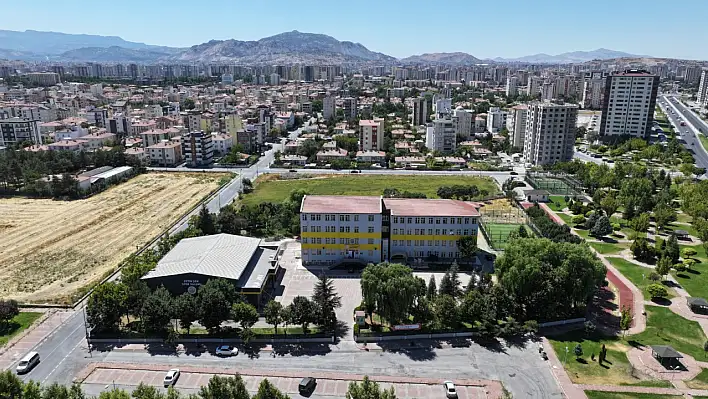 Kayseri'de okul ve bahçelerinde temizlik devam ediyor!