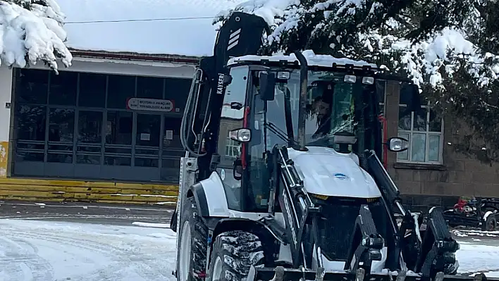 Kayseri'de okulların bahçesi kardan arındırıldı