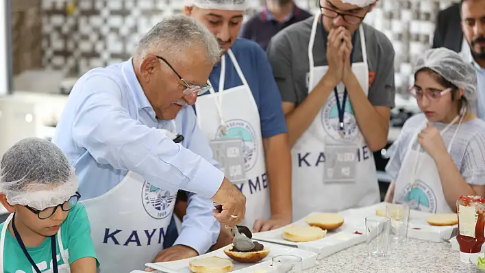 Kayseri'de örnek çalışma! Başkan Büyükkılıç bakın kiminle hamburger yaptı