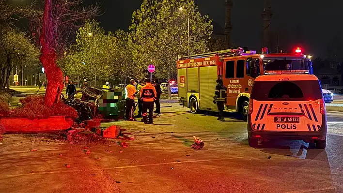 Kayseri'de otomobil ağaca çarparak durabildi! Genç sürücü hayatını kaybetti