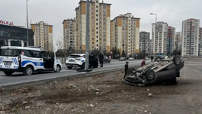 Kayseri'de otomobil devrildi: 3 kişi…