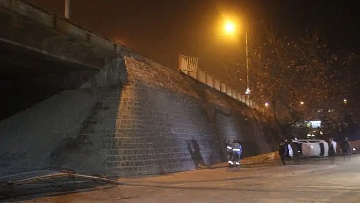 Flaş! Sümer Üst Geçidi'nde dehşet! Otomobil  köprüden uçtu: 3 yaralı